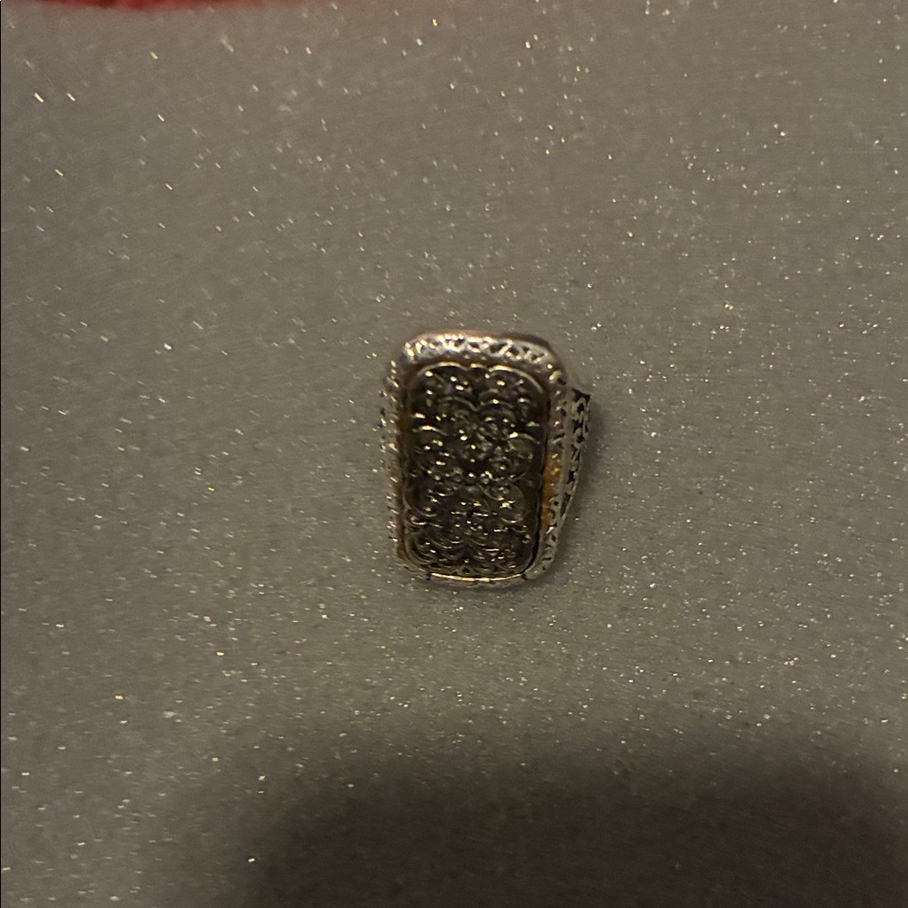 Vintage-Inspired Filigree Silver Ring - Black Detail